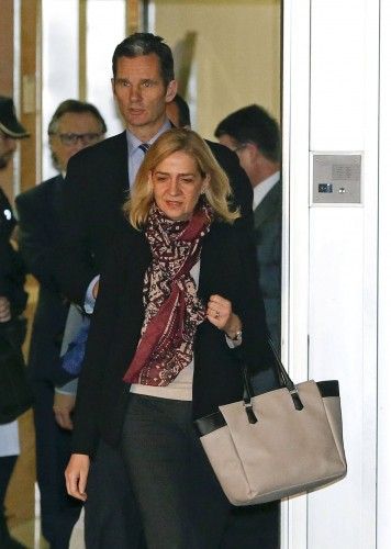 La Infanta e Iñaki Urdangarin abandonan el tribunal del caso Nóos tras concluir la primera jornada