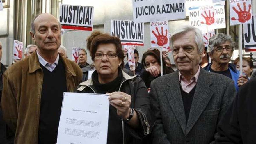 Miembros de la plataforma &quot;Juicio a Aznar&quot;, entre ellos, el secretario general del PCE, Francisco Frutos (i), durante el acto en el que presentaron en el Tribunal Supremo la querella