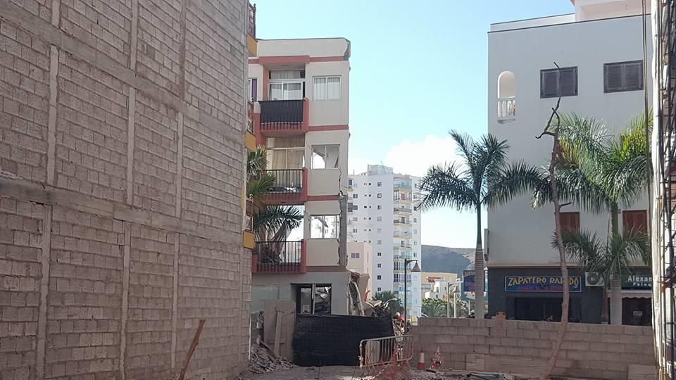 Un inmueble situado en el barrio de Los Cristianos se ha venido abajo.