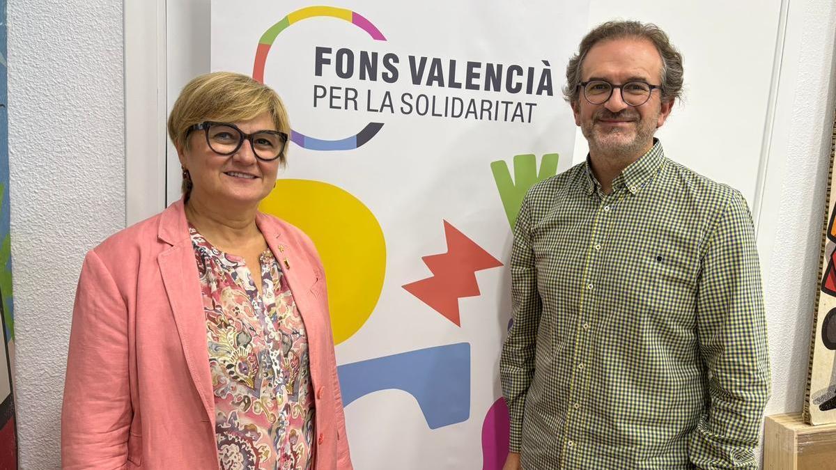 La alcaldesa de Senyera, Paqui Momparler, y el gerente del Fons, Esteve Ordiñana.