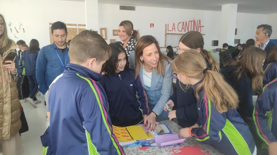 La alcaldesa de Zaragoza, Natalia Chueca, visita Etopia con motivo de la Semana del Emprendimiento, en la que participan más de 400 alumnos de ocho colegios.