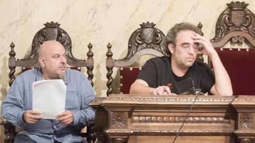 A l&#039;esquerra, Francesc Ribera, que va renunciar a ser batlle, al costat d&#039;Oriol Camps, que serà alcalde accidental de Berga fins a final de mandat, ahir durant el ple