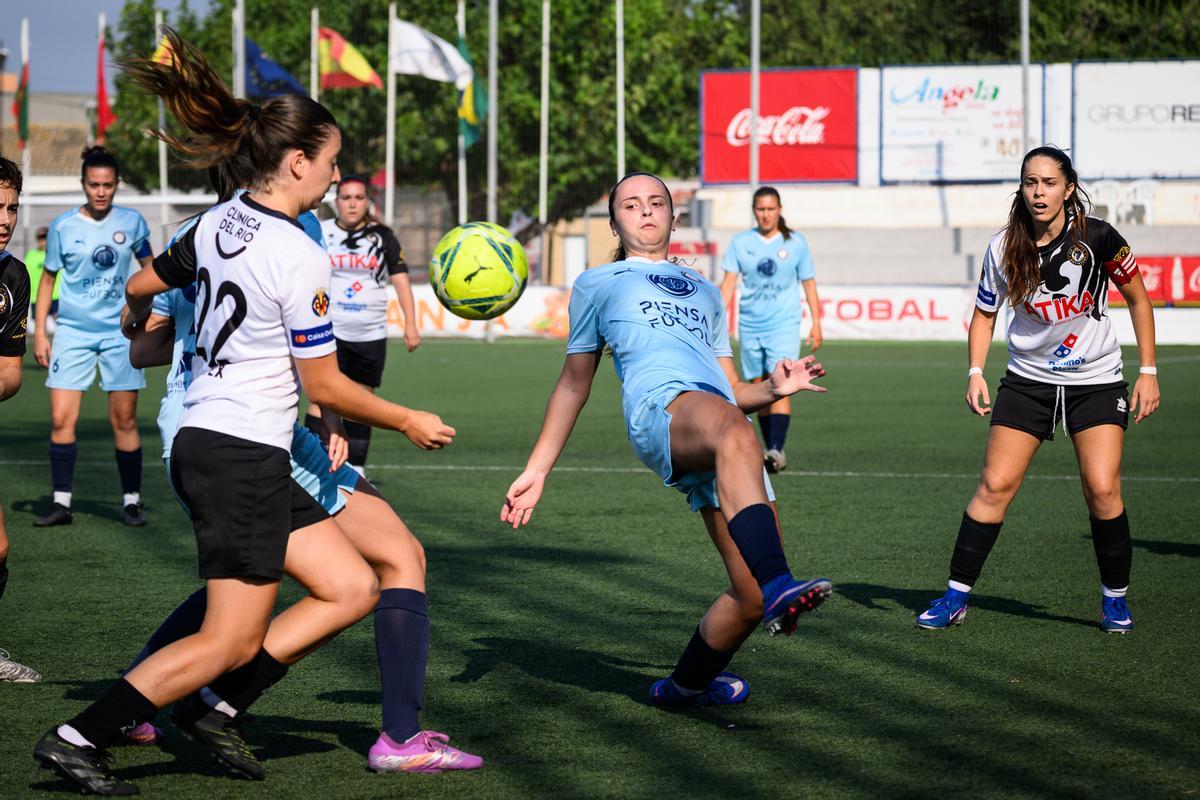 Balón dividido entre las jugadoras del Ontinyent y del ULearn