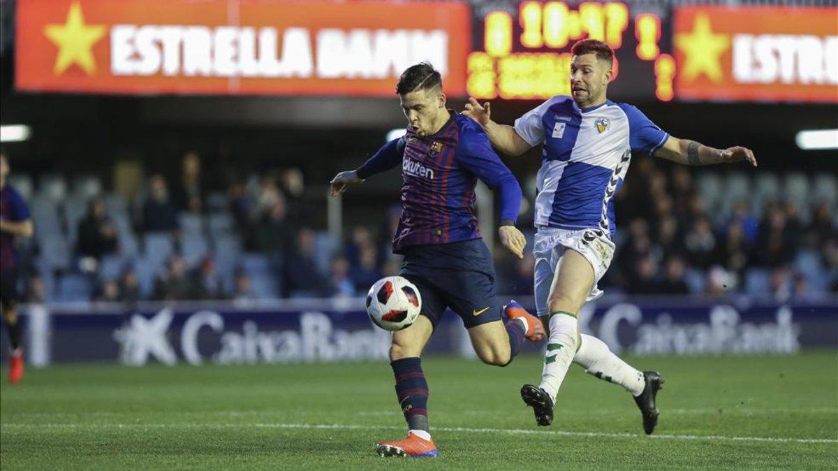 Carles Pérez, en la acción del primer gol del Barça B ante el Sabadell