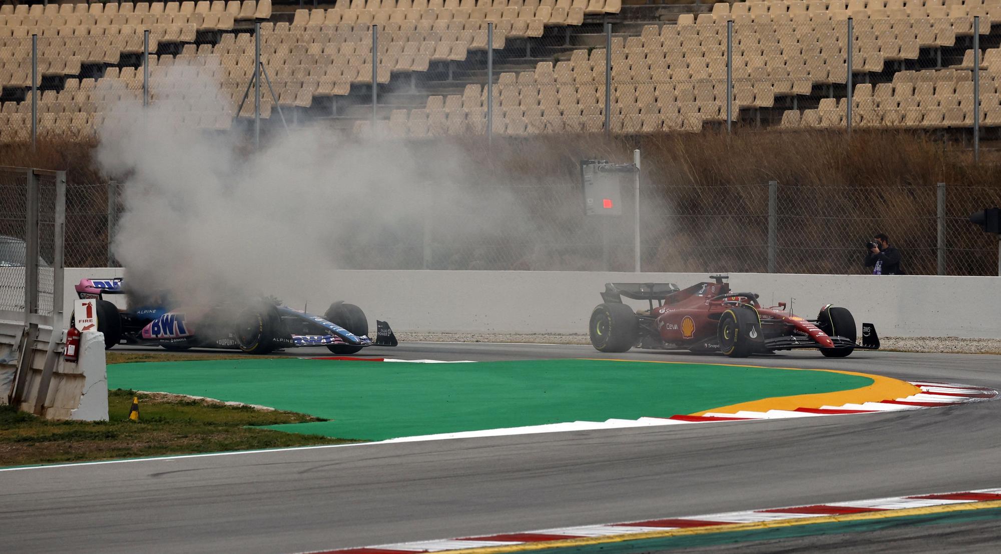 El Alpine de Fernando Alonso en llamas, el Plan se tuerce