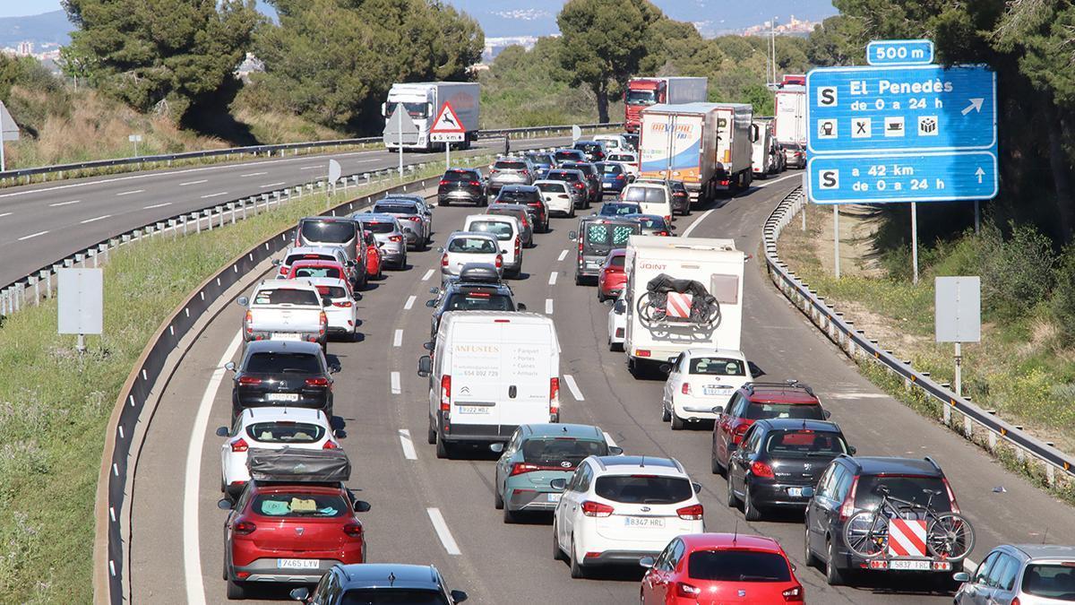 Unos 400.000 vehículos ya han regresado a Barcelona en la operación retorno