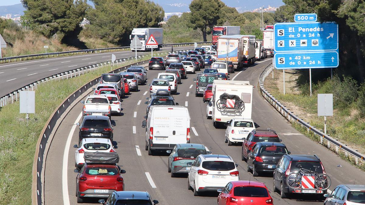 Coches en la AP-7, en sentido norte, a su paso por Banyeres del Penedès