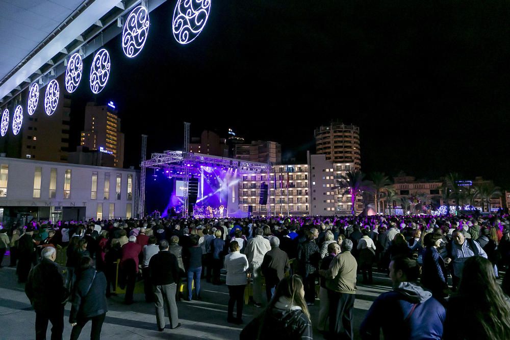 Ambiente nocturno en las fiestas de Benidorm