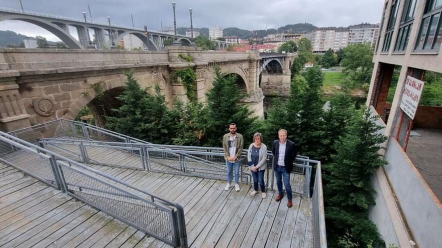 Concejales del PSOE ayer en el acceso a la ribera fluvial   | // FDV