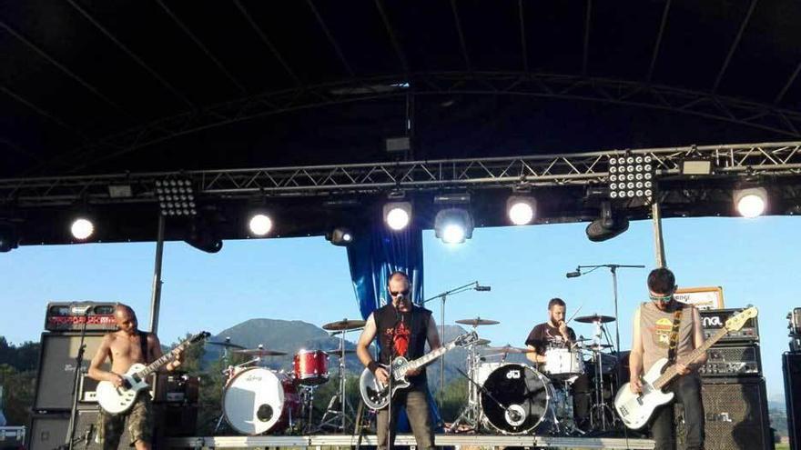 Un momento de la actuación del grupo de rock cangués &quot;Mala Reputación&quot; en el IV Maízu Rock de Intriago.