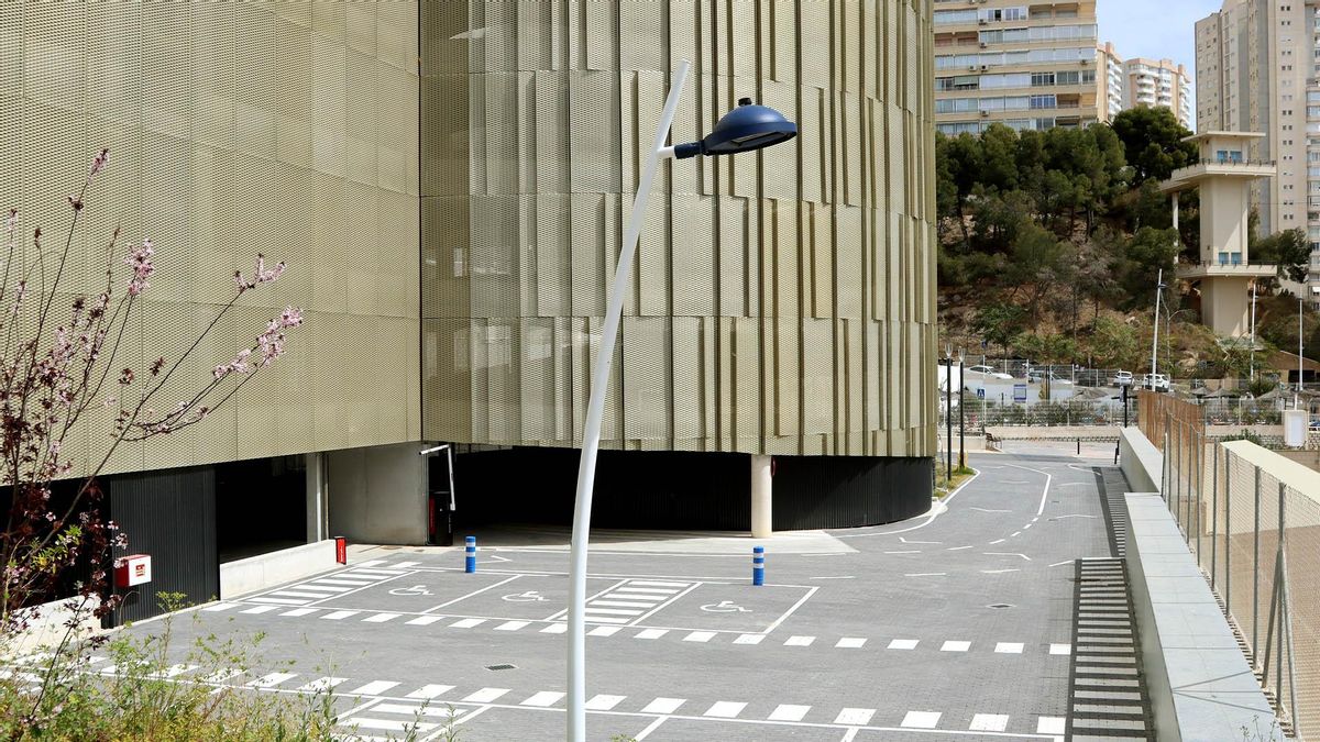 El aparcamiento que se abre en verano en la playa de Poniente de Benidorm.