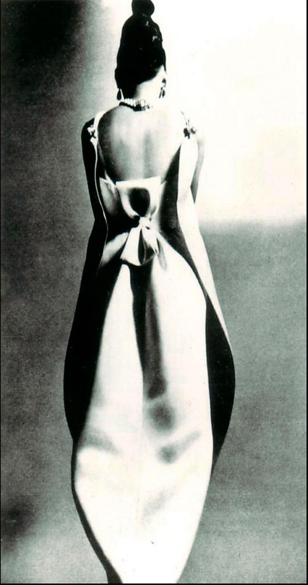 FORMAS ORGÁNICAS: Vestido“Arum”, de 1965, inspirado enlos pétalos de una flor.