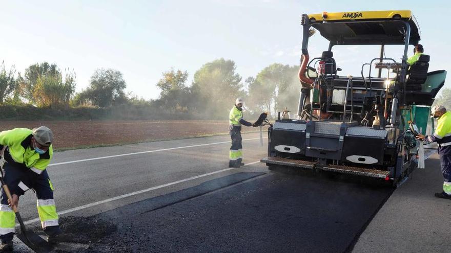 Treballs de reparació de la carretera entre Banyoles i Crespià ·