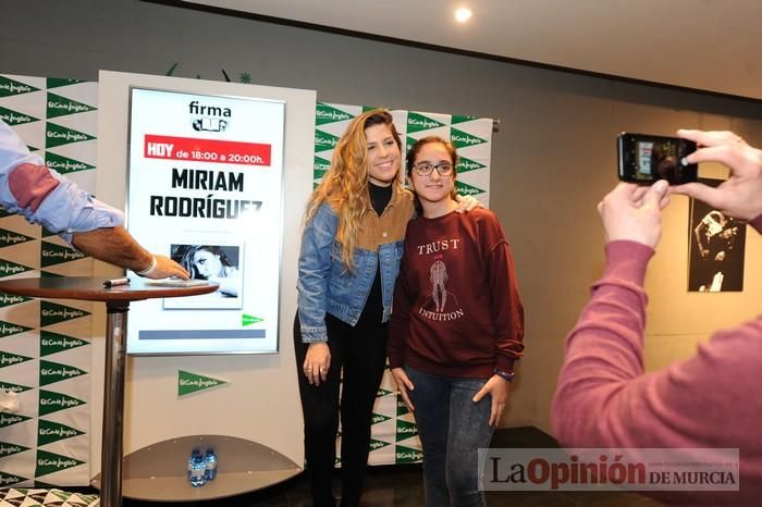 Miriam Rodríguez firma discos en El Corte Inglés