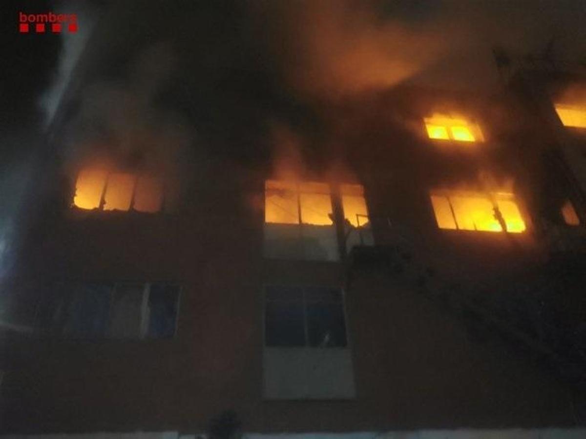 Al menos dos muertos en un incendio en Badalona Al menos dos muertos en un incendio en Badalona