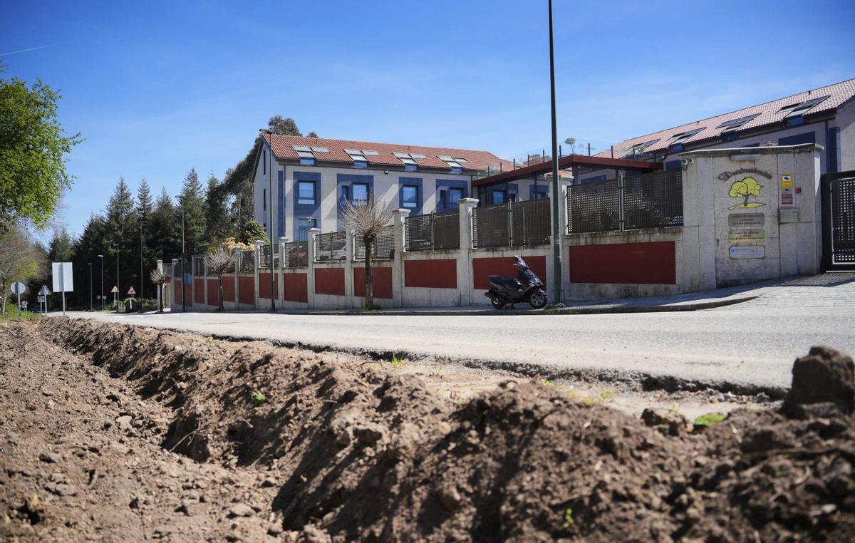 Agujeros realizados en la zona que era utilizada como aparcamiento frente a la residencia Doral de Mos.