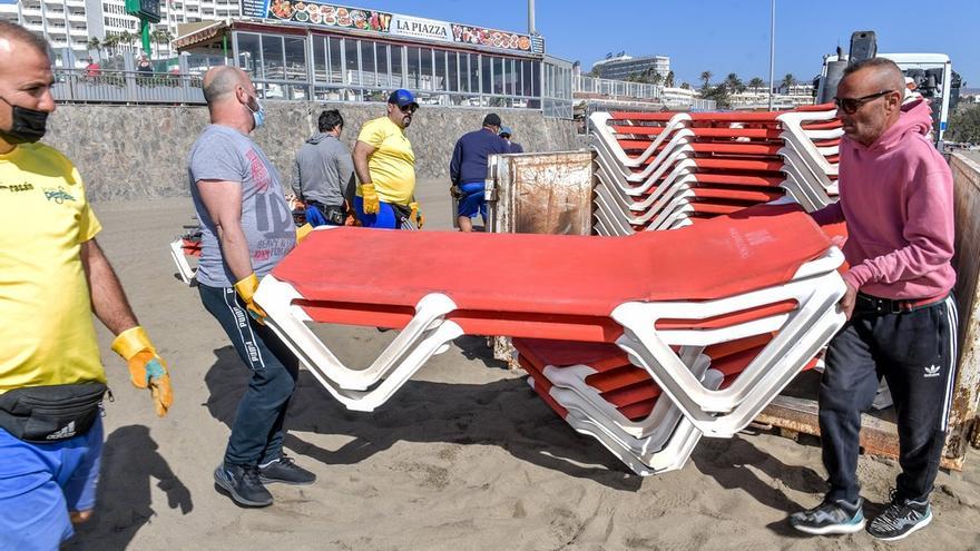 Colocación de hamacas en Maspalomas y Playa del Inglés