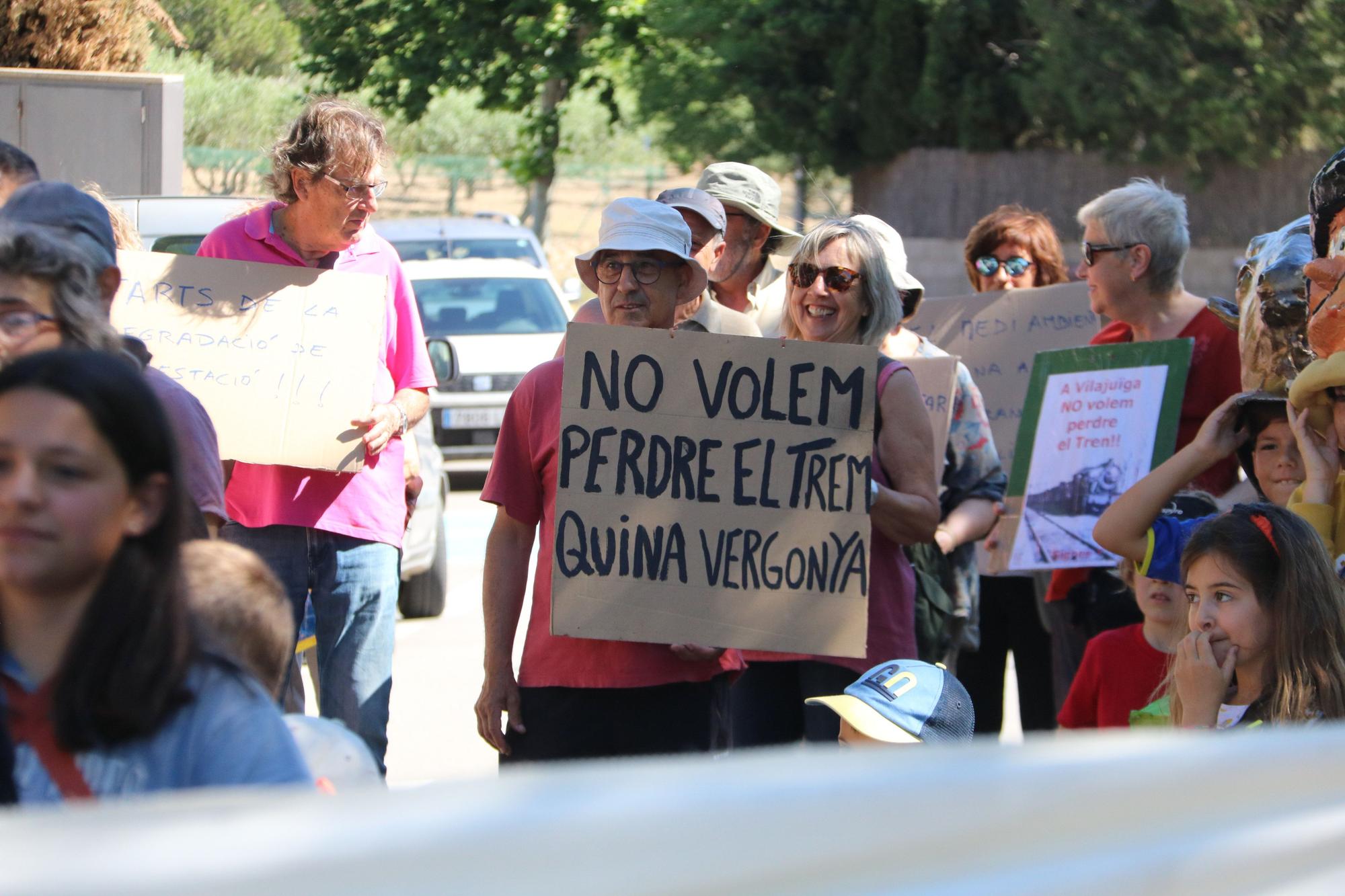Els veïns de Vilajuïga es manifesten per mantenir el tren