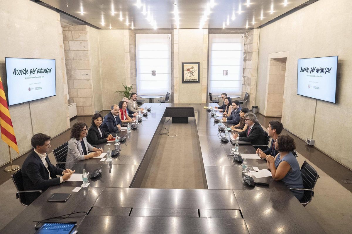 Los consellers Dalmau y Romero explican a los grupos parlamentarios los acuerdos de la comisión bilateral.