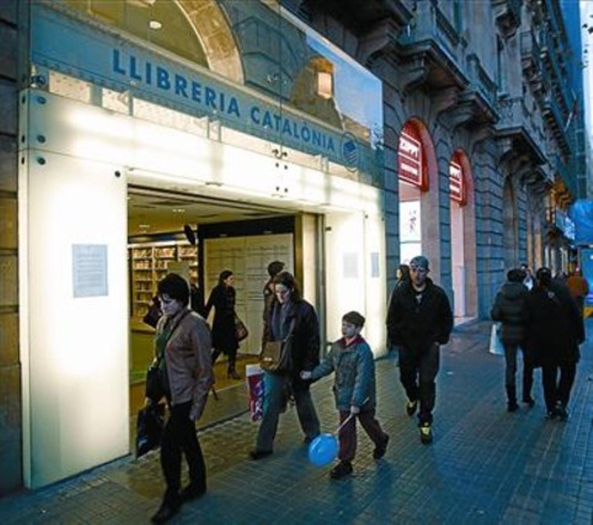 Exterior de la llibreria Catalònia, dilluns, poc abans de tancar.