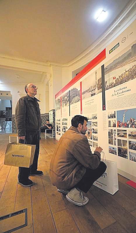Visitantes en la exposición "Guardianes del tiempo" organizada por LA NUEVA ESPAÑA