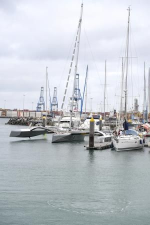 11-11-19 LAS PALMAS DE GRAN CANARIA. MUELLE DE CLUB NAUTICO. LAS PALMAS DE GRAN CANARIA. Trimaran multicasco que aquiere batir el recor de la vuelta al mundo atracado en la Marina del Real Club Nautico de Las Palmas de Gran Canaria. Fotos: Juan Castro.  | 11/11/2019 | Fotógrafo: Juan Carlos Castro