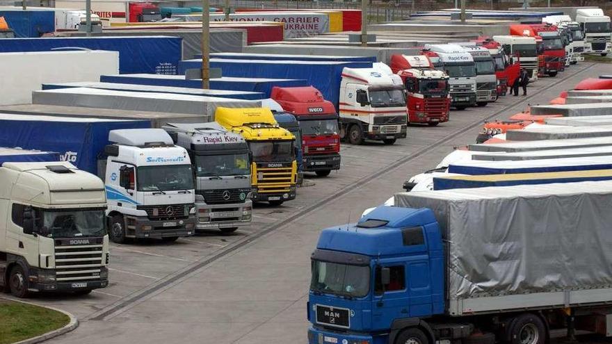 Decenas de camiones estacionados en una localidad de Polonia.