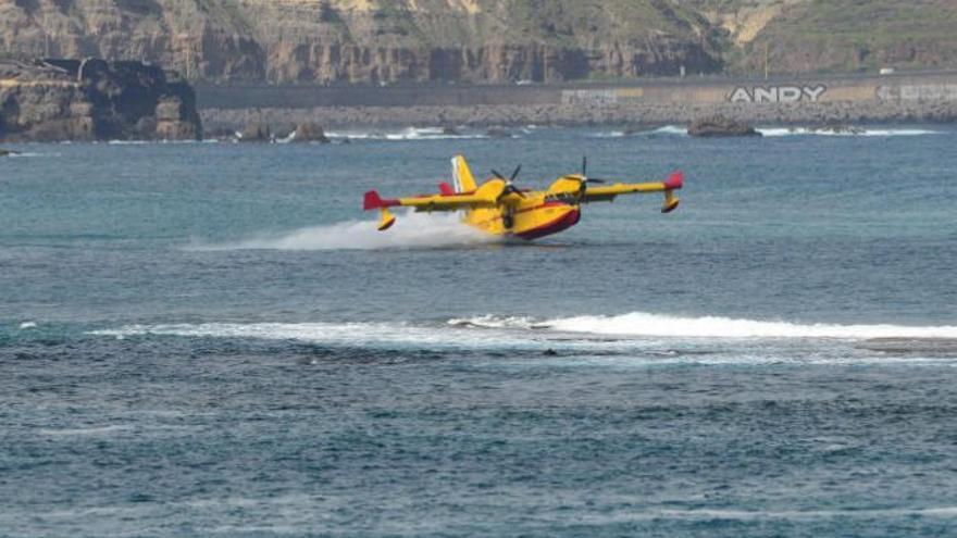 Un hidroavión ameriza en Las Canteras