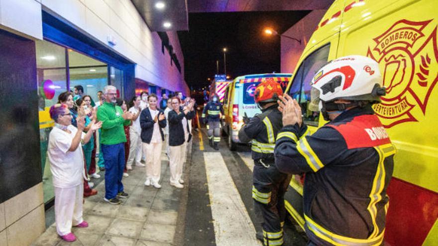 Personal sanitario recibe el aplauso por su trabajo durante el confinamiento.