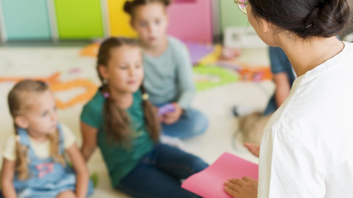 Quizá no dedicar un día a quienes forman a nuestros hijos sea solo una ausencia más en los colegios.