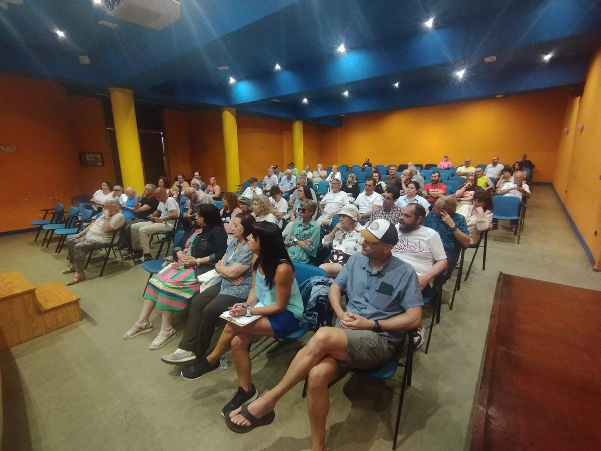 Público asistente a la mesa redonda sobre el proyecto urbanístico del barrio de El Puente, en Langreo