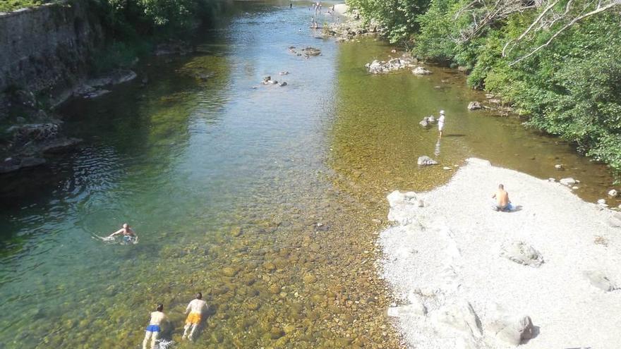 Bañistas en el Sella, muy cerca de Cangas de Onís.