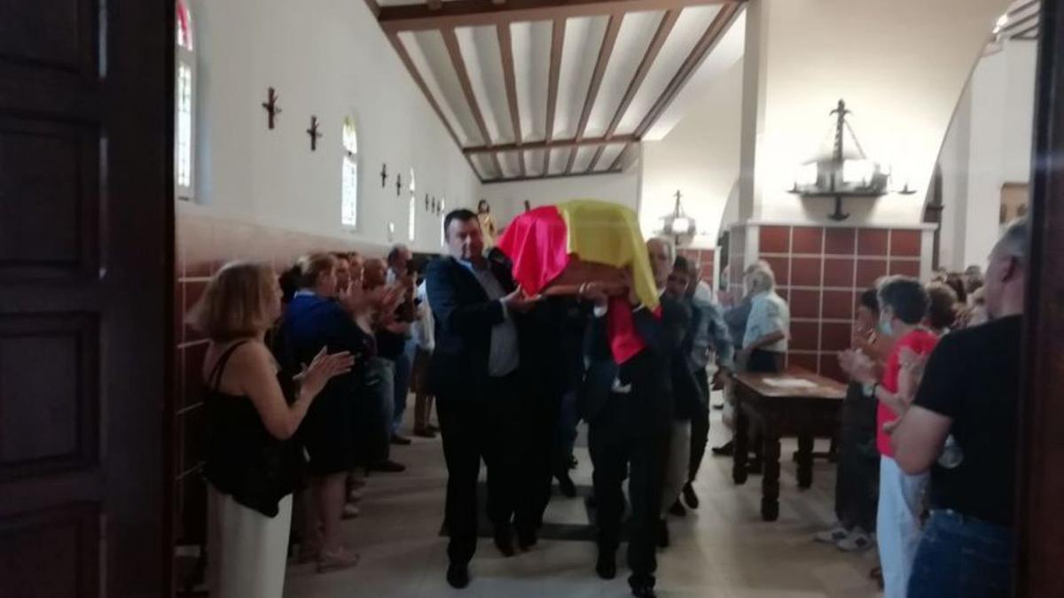 La iglesia se quedó pequeña para dar el último adiós al torero | |   | DOMINGO ÁLVAREZ