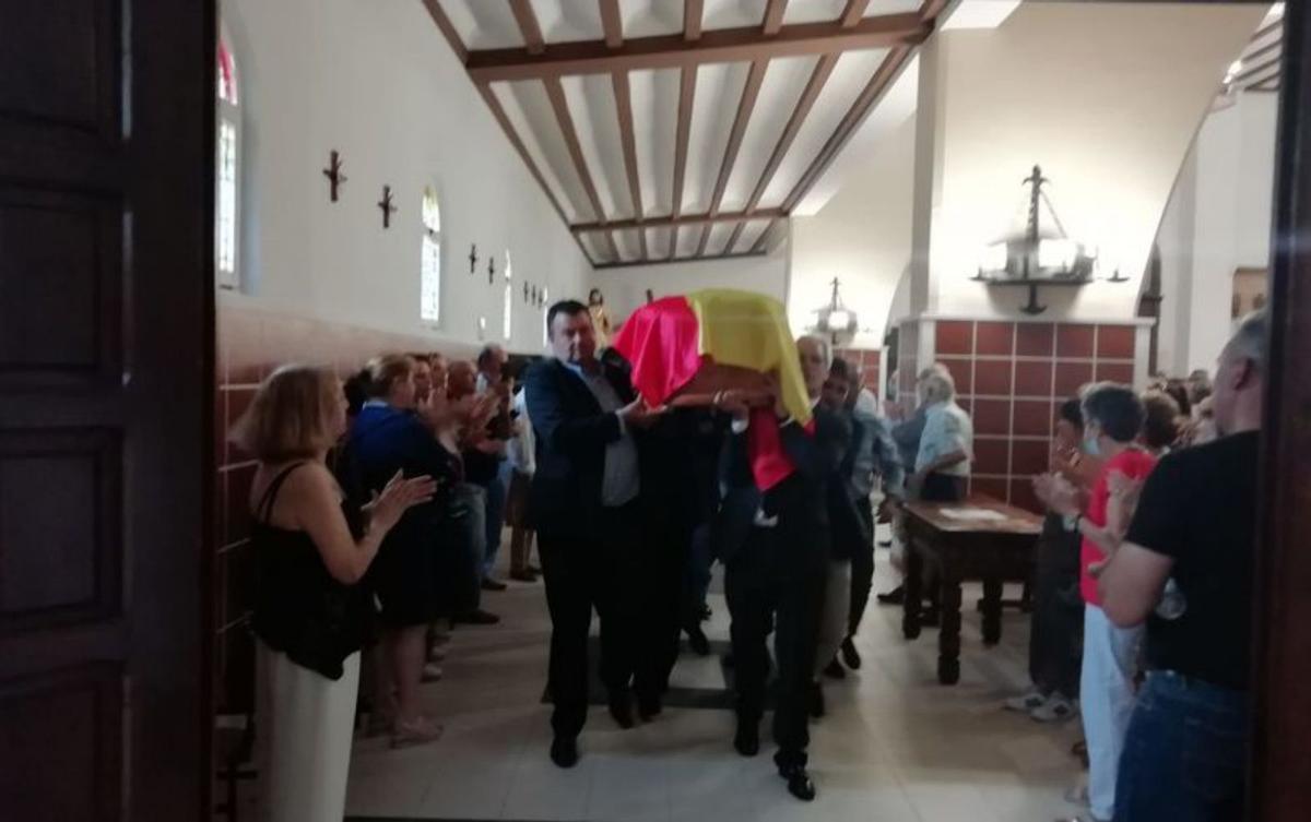 La iglesia se quedó pequeña para dar el último adiós al torero | | | DOMINGO ÁLVAREZ