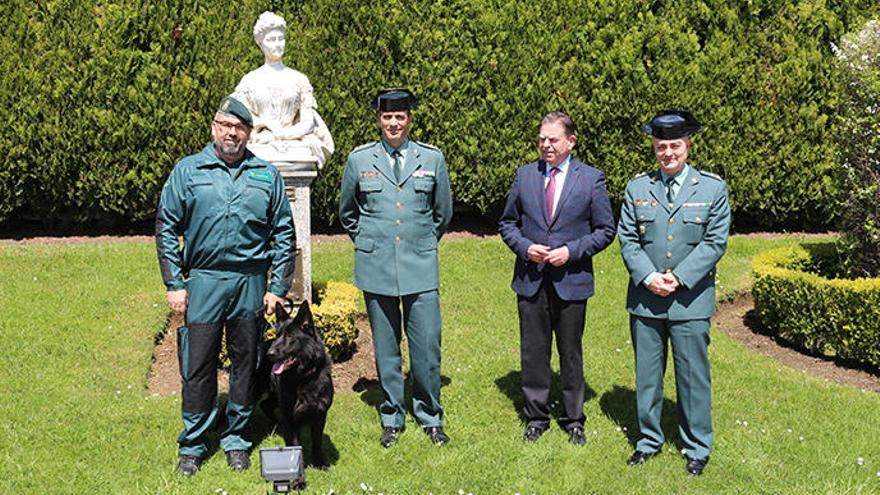 La Guardia Civil dona al Centro Asturiano de Oviedo un perro pastor alemán