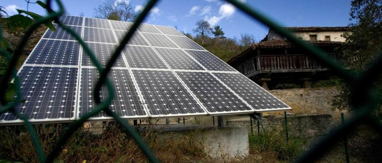 Peneles solares en un pueblo del centro de Asturias.