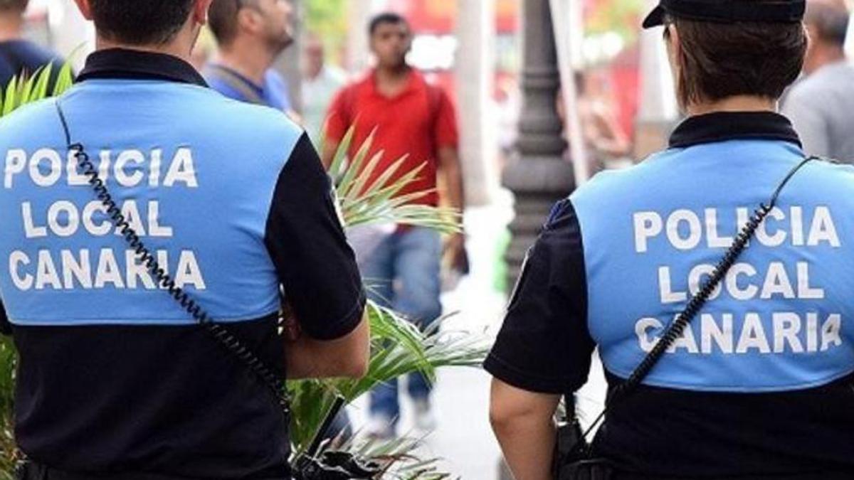 Dos agentes de la policía local, durante un servicio de vigilancia.