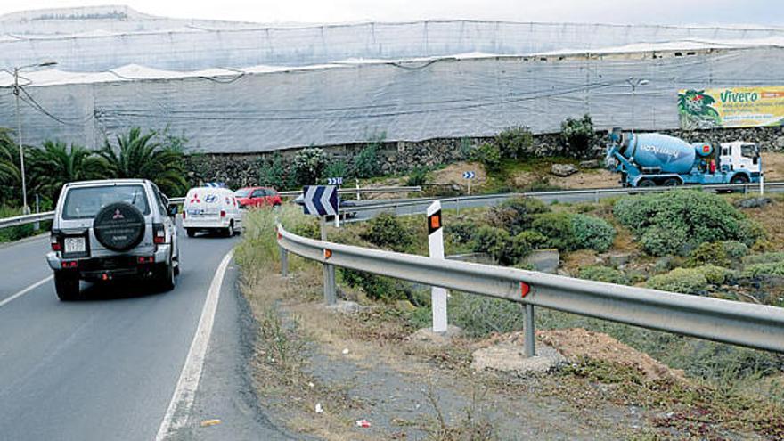 Vehículos circulando por la carretera de Sardina, en el norte de Gran Canaria.  PACO LUIS MATEOS