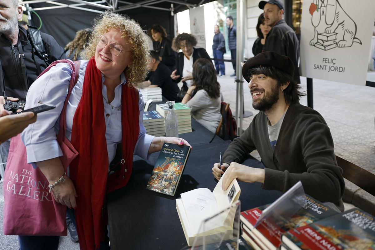 GRAFCAT1729. BARCELONA, 23/04/2026.- El escritor David Uclés firma libros durante la diada de Sant Jordi, uno de los días más importantes de la cultura catalana, en el que se intercambian libros y rosas. EFE/Toni Albir