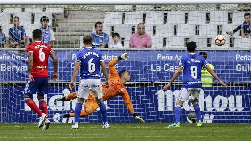 Alfonso observa cómo entra el balón en la jugada del segundo gol del Zaragoza.