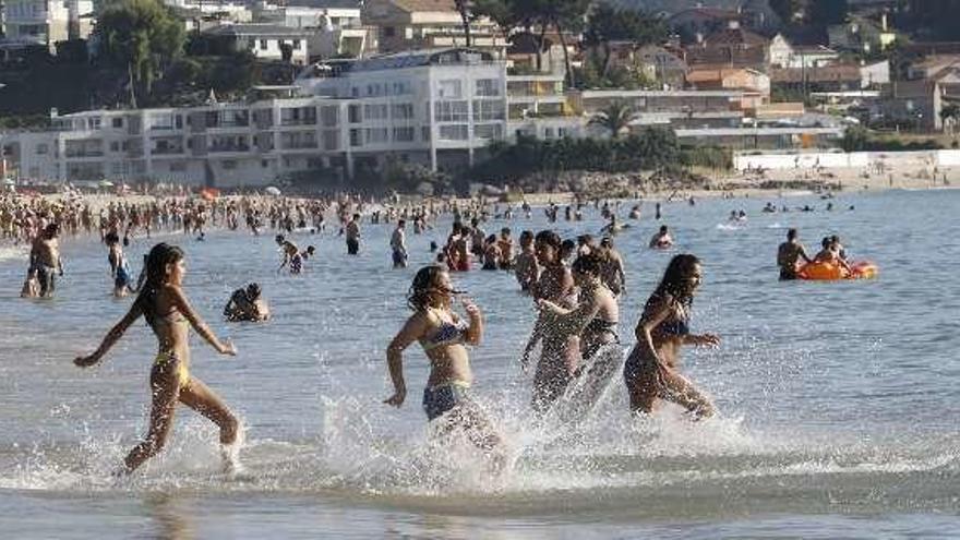 Cientos de bañistas disfrutando del agua en Samil. // Alba Villar