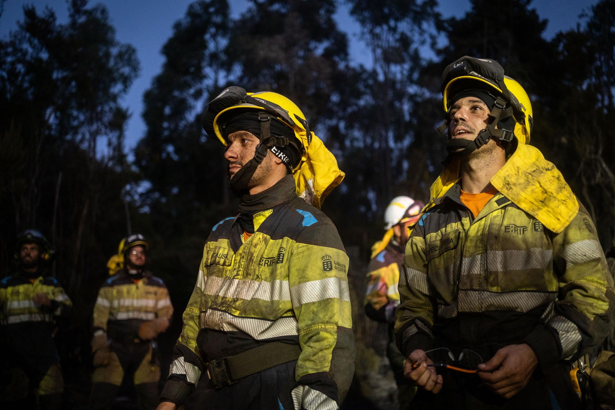 Labores de enfriamiento en Ravelo del incendio de Tenerife