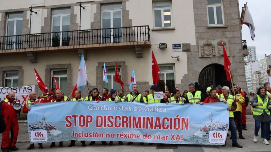 Guardacostas protestan para exigir su inclusión en el régimen especial del mar