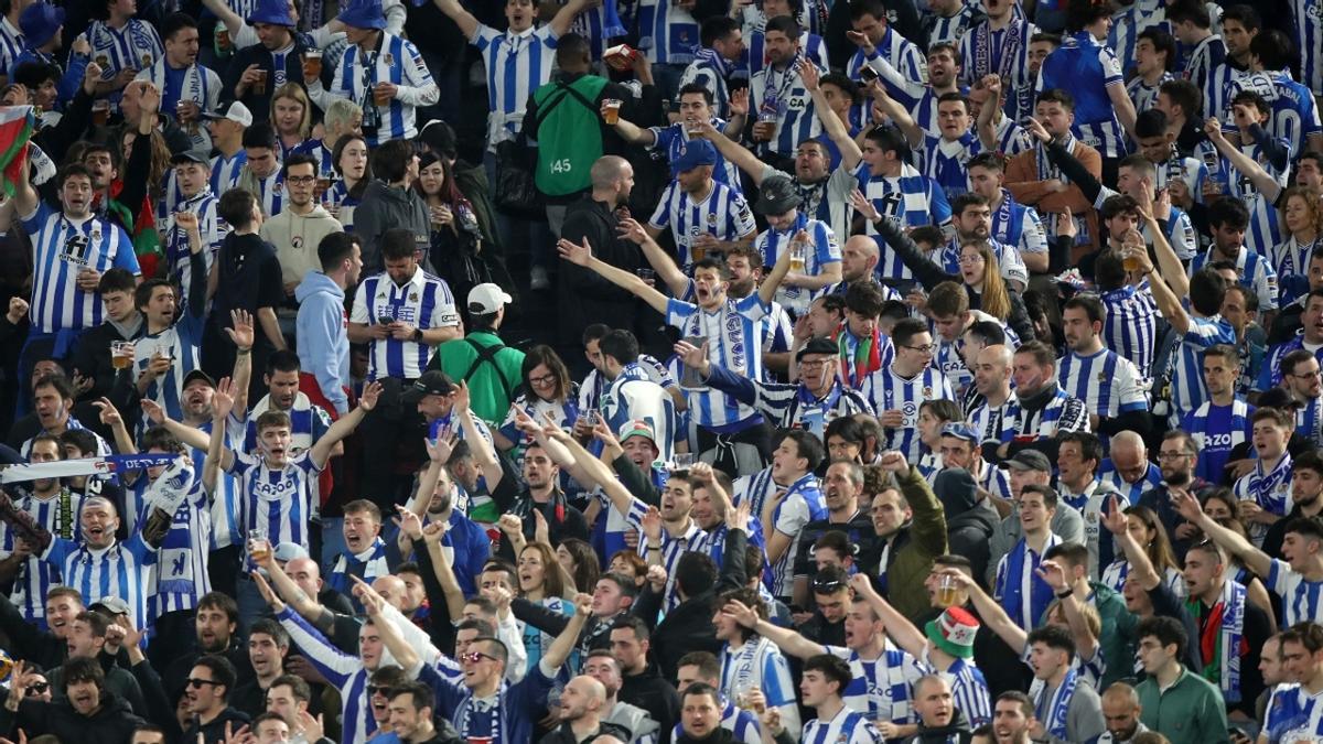 Afición de la Real Sociedad animando a su equipo.