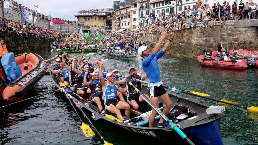 La trainera de Tirán, en San Sebastián, la semana pasada. // J.M. López