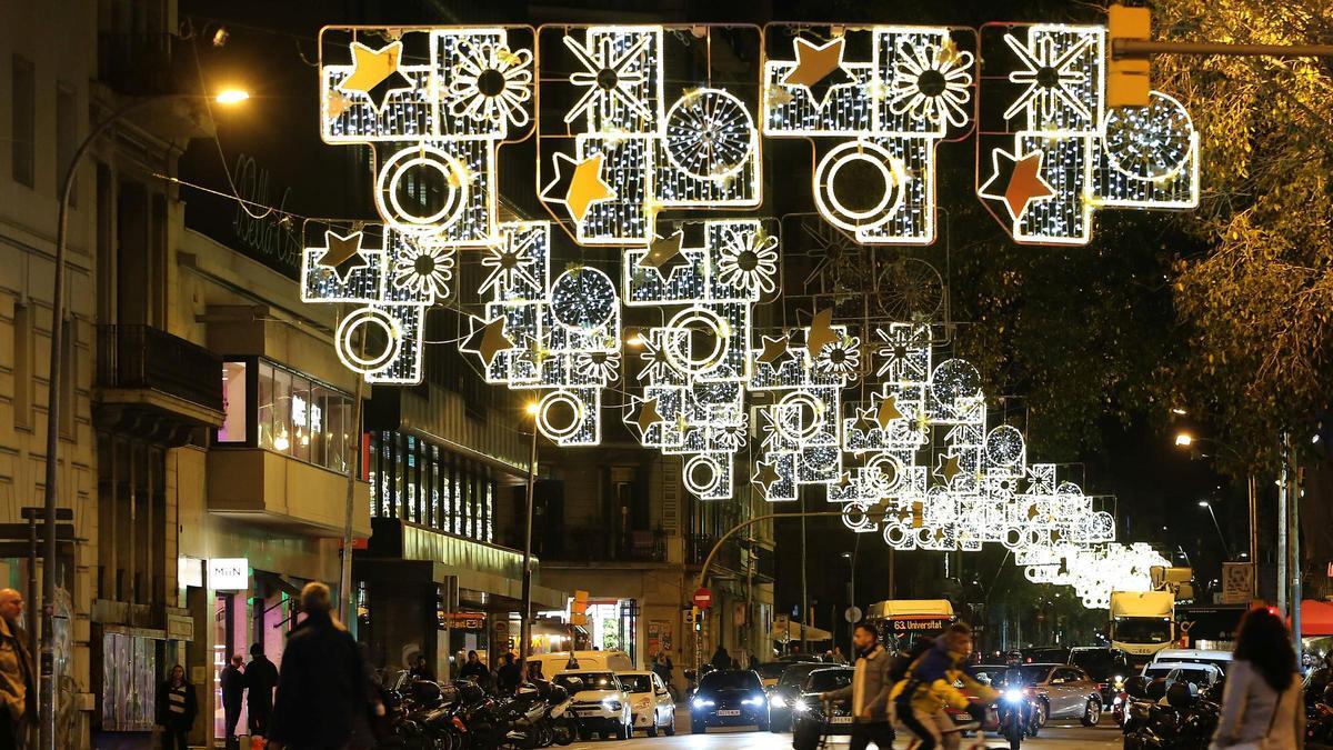 Barcelona encén, entre retrets de gasiveria, 104 quilòmetres de llums de Nadal