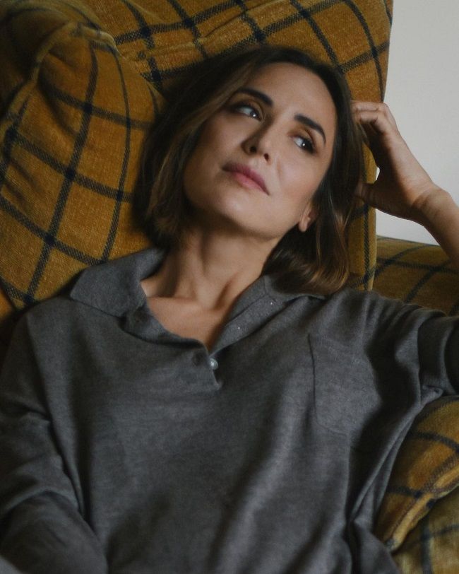 Tamara Falcó con polo gris de manga larga de Zara