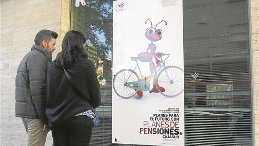 Dos personas observan el anuncio de una entidad financiera sobre planes de pensiones.