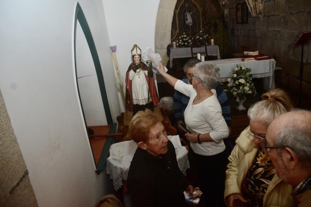 Los devotos, en la pequeña capilla de Salcedo.