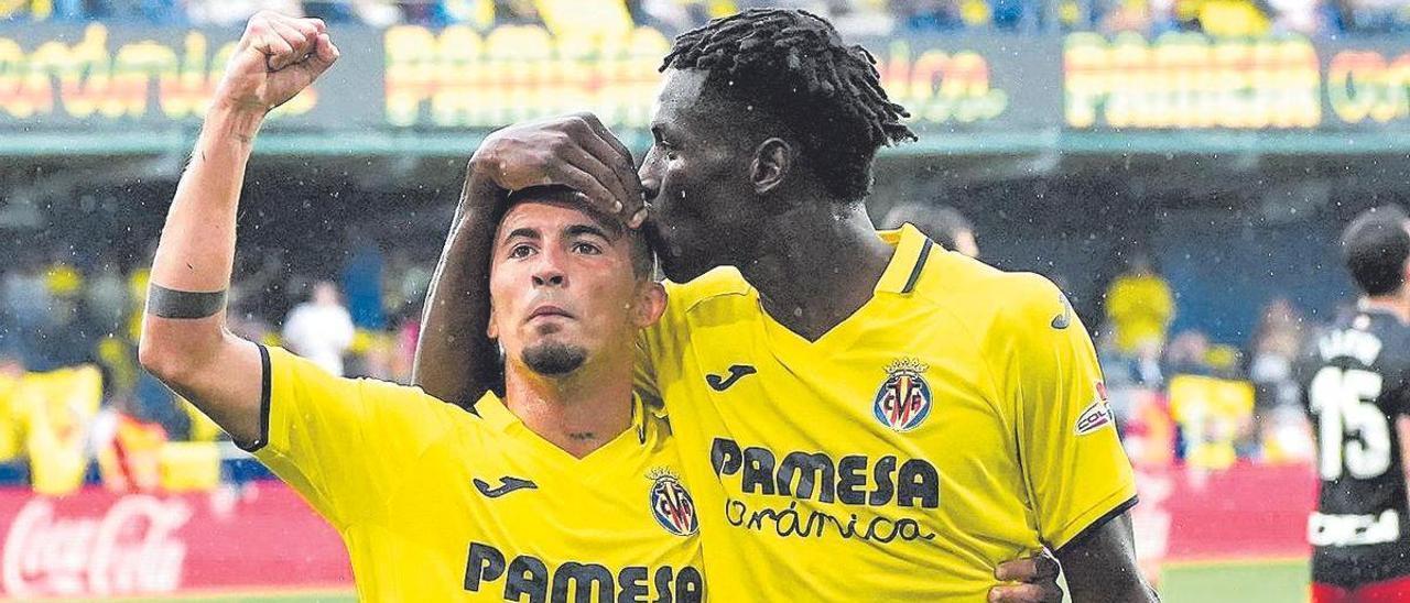 Yeremy Pino y Nicolas Jackson celebran uno de los goles del senegalés en la goleada 5-1 del Villarreal ante el Athletic.